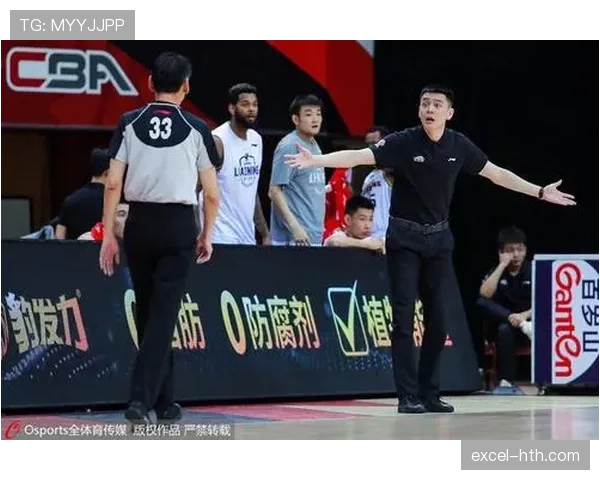篮球比赛中“球碰裁判规则”的详细解读与球权归属 篮球比赛中“球碰裁判规则”的详细解读与球权归属